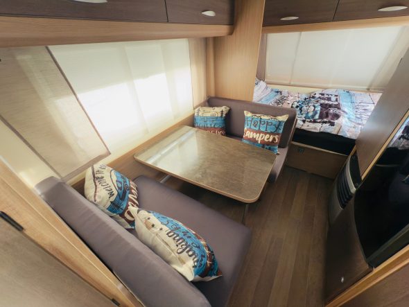 Sitzecke Gemütlicher Wohnraum mit Couch, Tisch und dekorativen Kissen in einem modernen Design.